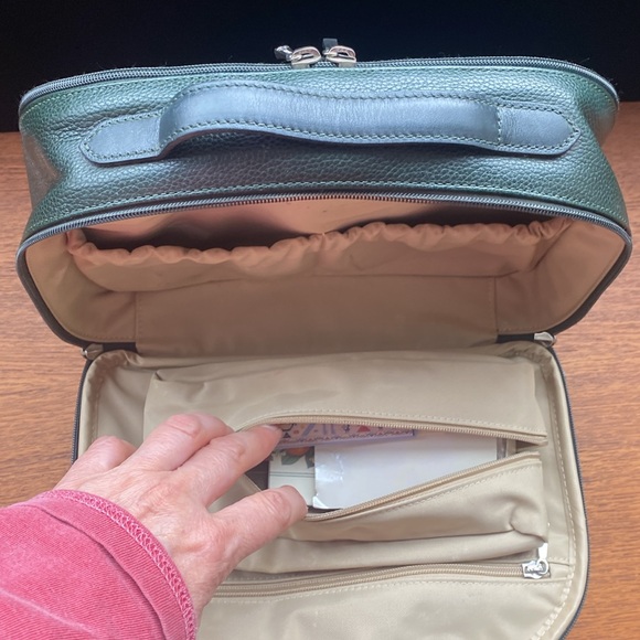 Longchamp leather toiletries & makeup bag. - Picture 14 of 16